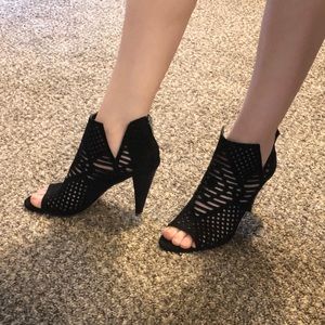 Brand New Vince Camuto Allistan Cage Sandal